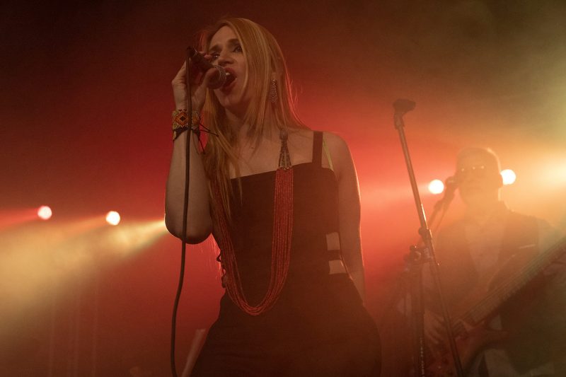 MIAS Groupe – Chanteuse collier scene