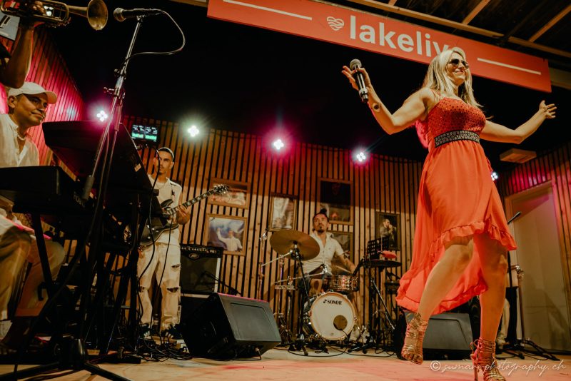 MIAS Groupe – Chanteuse concert scene