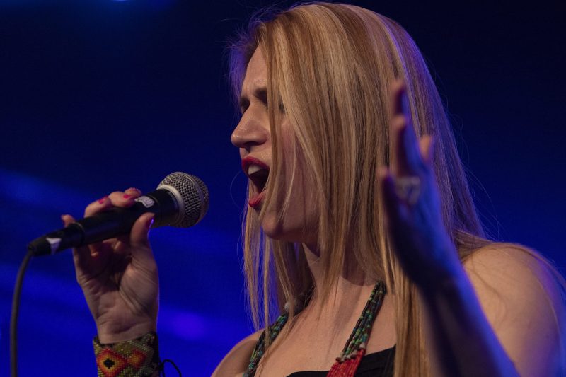 MIAS Groupe – Chanteuse gros plan bleu