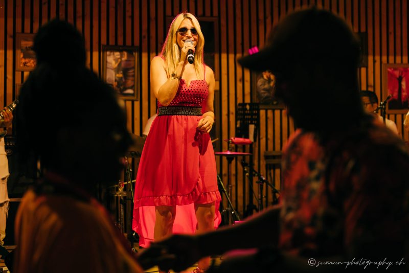 MIAS Groupe – Chanteuse robe rouge