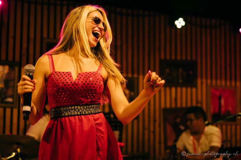 MIAS Groupe – Chanteuse scene rouge