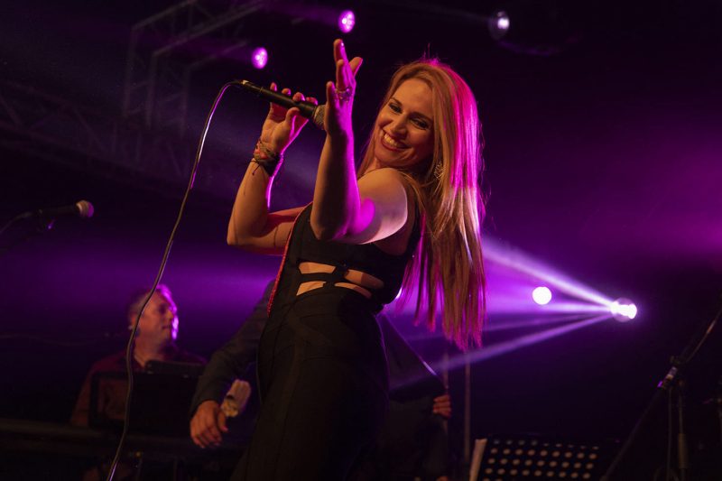 MIAS Groupe – Chanteuse scene violette