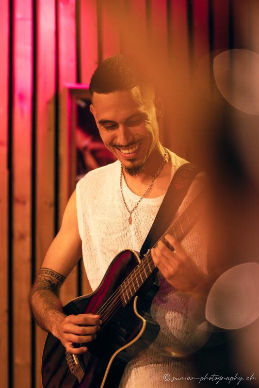 MIAS Groupe – Guitariste sourire