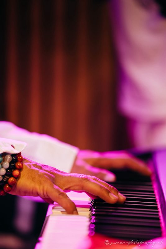MIAS Groupe – Mains piano